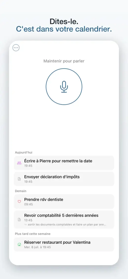 Écran d'accueil de Capax : « Dites-le. C'est dans votre calendrier. » — bouton micro « Maintenir pour parler » au-dessus des tâches d'aujourd'hui et de demain.